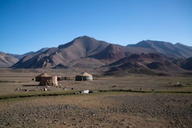 Tacikistan 'da Pamir karayolu yakınında yurdu olan bir köy.