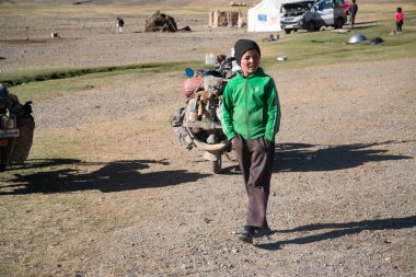 Pamir otoyolu, Tacikistan, Ağustos 2019: Pamir otoyolu yakınlarındaki Tacikistan köyünde halk