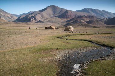Tacikistan 'da Pamir karayolu yakınında yurdu olan bir köy.