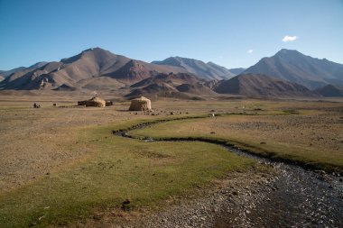 Tacikistan 'da Pamir karayolu yakınında yurdu olan bir köy.