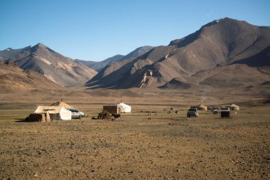 Tacikistan 'da Pamir karayolu yakınında yurdu olan bir köy.