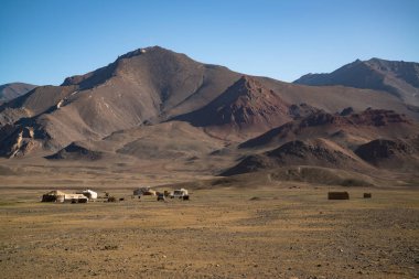 Tacikistan 'da Pamir karayolu yakınında yurdu olan bir köy.