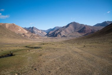 Tacikistan 'da Pamir karayolu yakınlarındaki dağlar