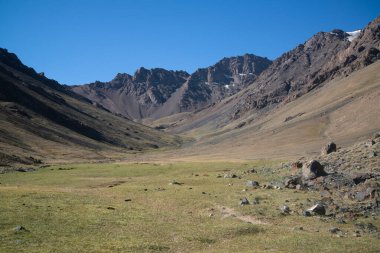 Tacikistan 'da Pamir karayolu yakınlarındaki dağlar
