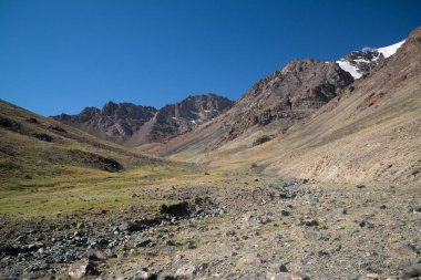 Tacikistan 'da Pamir karayolu yakınlarındaki dağlar