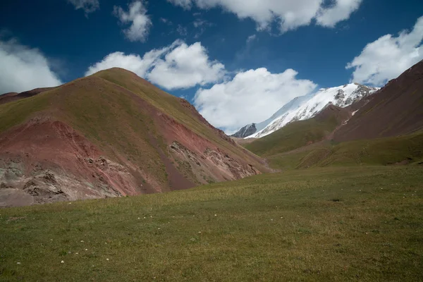 파미르 키르기스스탄의 봉우리로 — 스톡 사진
