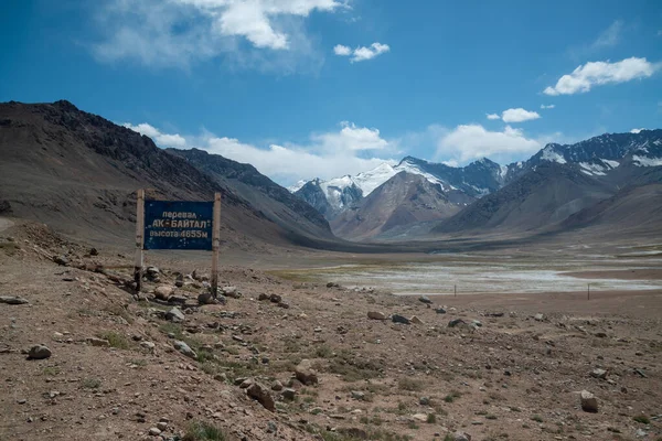 Tacikistan Pamir Karayolundaki Baital Geçidi 4655 Metre Kiril Dilinde Rusça — Stok fotoğraf