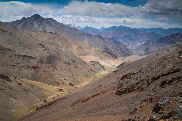 키르기스스탄에서 타지키스탄으로 파미르 고속도로를 통과하는 — 스톡 사진