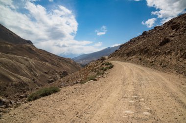 Tacikistan 'da Pamir karayolu yakınlarındaki dağlar