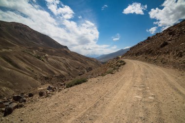 Tacikistan 'da Pamir karayolu yakınlarındaki dağlar