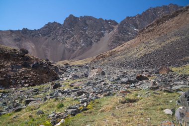 Sejiç Pamir otoyolunda Madiyan'a geçen Gumbezkul üzerinden Pshart vadisinden trekking
