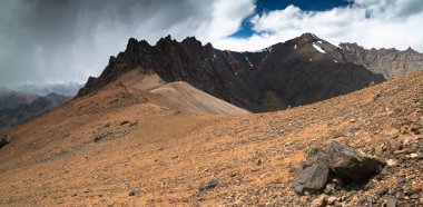 Tacikistan Pamir otobanındaki Pshart vadisinden Madiyan 'a yolculuk. Gumbezkul geçidi