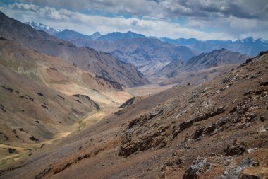 Sejiç Pamir otoyolunda Madiyan'a geçen Gumbezkul üzerinden Pshart vadisinden trekking