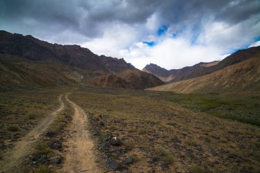Sejiç Pamir otoyolunda Madiyan'a geçen Gumbezkul üzerinden Pshart vadisinden trekking
