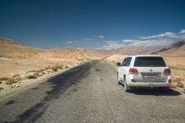 Pamir otoyolu, Tacikistan, 2019 yılı Ağustos ayı civarı: Tacikistan 'daki Pamir otoyolunda SUV turist arabası