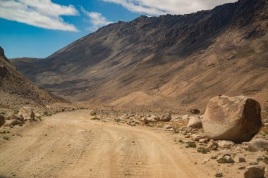 Tacikistan 'daki Pamir otoyoluna bak
