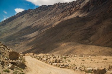 Tacikistan 'daki Pamir otoyoluna bak