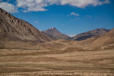 Tacikistan 'daki Pamir otoyoluna bak