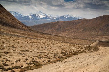 Tacikistan 'daki Pamir otoyoluna bak