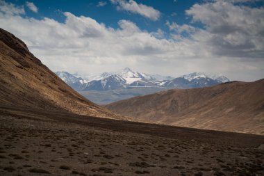 Tacikistan 'daki Pamir otoyoluna bak