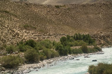 Wakhan Nehri'nin arkasındaki Afganistan'daki Wakhan Koridoru'na bakın. Tacikistan tarafında Pamir karayolu alınan.