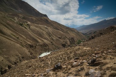 Wakhan Nehri'nin arkasındaki Afganistan'daki Wakhan Koridoru'na bakın. Tacikistan tarafında Pamir karayolu alınan.
