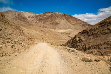 Tacikistan 'daki Pamir otoyoluna bak