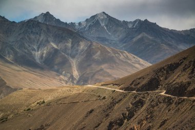Tacikistan 'daki Pamir otoyoluna bak