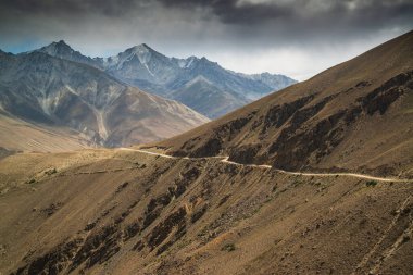 Tacikistan 'daki Pamir otoyoluna bak