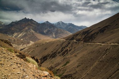Tacikistan 'daki Pamir otoyoluna bak