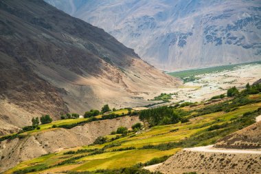 Wakhan Nehri'nin arkasındaki Afganistan'daki Wakhan Koridoru'na bakın. Tacikistan tarafında Pamir karayolu alınan.