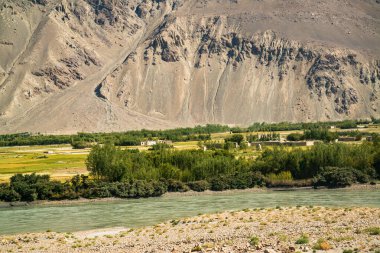 Wakhan Nehri'nin arkasındaki Afganistan'daki Wakhan Koridoru'na bakın. Tacikistan tarafında Pamir karayolu alınan.