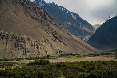 Wakhan Nehri'nin arkasındaki Afganistan'daki Wakhan Koridoru'na bakın. Tacikistan tarafında Pamir karayolu alınan.