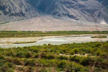 Wakhan Nehri'nin arkasındaki Afganistan'daki Wakhan Koridoru'na bakın. Tacikistan tarafında Pamir karayolu alınan.
