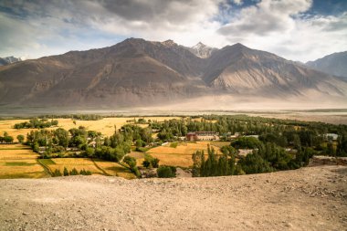 Tacikistan 'daki Pamir otoyolundaki köydeki dağlara bak.
