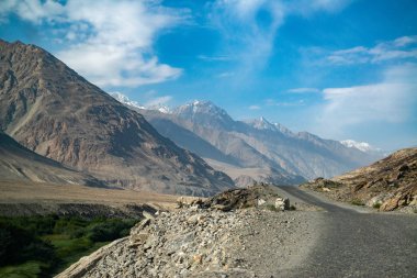 Tacikistan 'daki Wakhan vadisi, Pamir otoyolunun güzel bir bölümü.