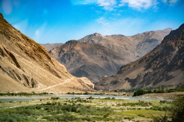 Wakhan Nehri'nin arkasındaki Afganistan'daki Wakhan Koridoru'na bakın. Tacikistan tarafında Pamir karayolu alınan.