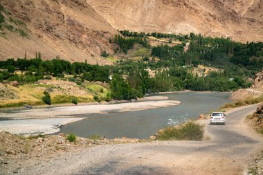 Wakhan Vadisi, Tacikistan, takriben Eylül 2019: Wakhan Vadisi 'nden geçen arazi aracı, Pamir otoyolu üzerindeki güzel bir yer.