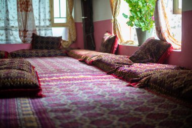 Ishkashim, Afganistan, yaklaşık Ağustos 2019: Ishkashim, Aghanistan'daki konuk evinde geleneksel yemek odası