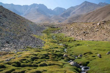 Ishkashim yeşil vadisinde trekking, Afganistan'da dağlar