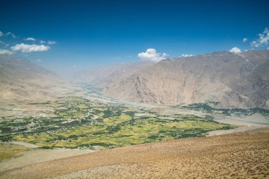 Afganistan'da dağdan Ishkashim şehrine görünüm