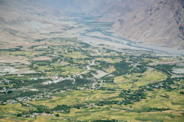 Afganistan'da dağdan Ishkashim şehrine görünüm