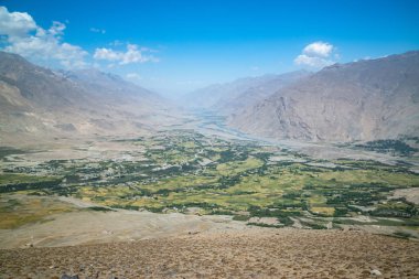 Afganistan'da dağdan Ishkashim şehrine görünüm