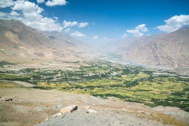 Afganistan'da dağdan Ishkashim şehrine görünüm