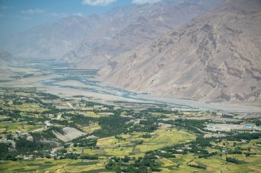 Afganistan'da dağdan Ishkashim şehrine görünüm