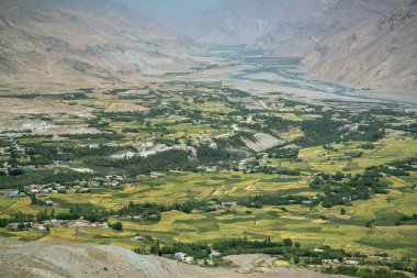 Afganistan'da dağdan Ishkashim şehrine görünüm