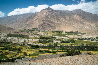 Afganistan'da dağdan Ishkashim şehrine görünüm