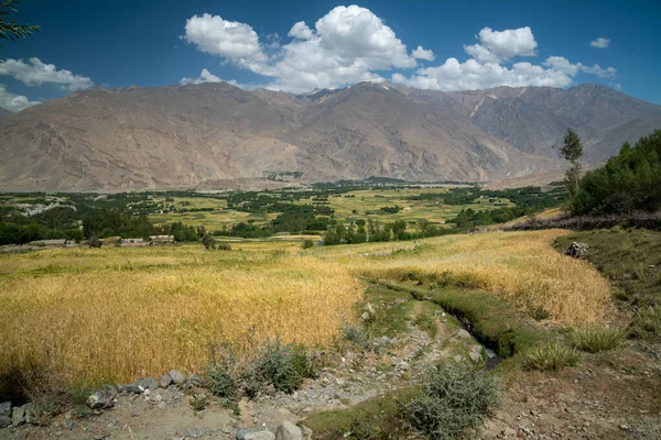 从阿富汗的山到Ishkashim城市 — 图库照片