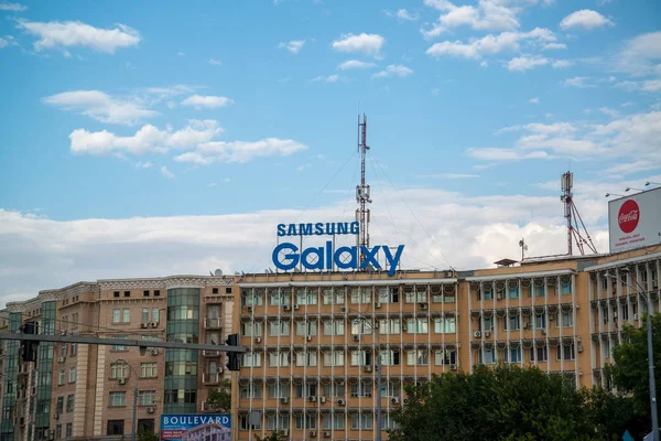 Алматы Казахстан Октябрь 2019 Года Samsung Galaxy Здании Алматы Казахстан — стоковое фото