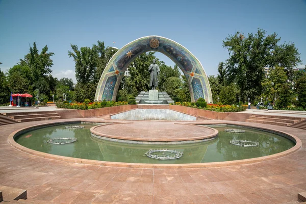 Dushanbe Tagikistan Circa Settembre 2019 Statua Del Famoso Poeta Persiano — Foto Stock